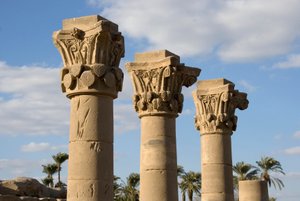 العصور المصرية القديمة: منظر لأعمدة الكشك أمام مدخل المعبد المخصص للإلهة حتحور. 81-117 م. دندرة ، مصر بواسطة الفترة البطلمية المصرية