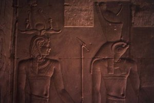 نقش يصور بطليموس الثاني عشر (حوالي 112-51 قبل الميلاد) وحورس (حجر) بواسطة الفترة البطلمية المصرية