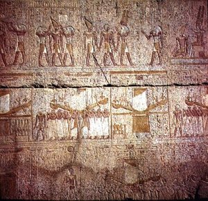 نقش يصور القوارب المقدسة التي يحملها الكهنة في موكب ، من حرم فيليب أرهيديوس (323-317 قبل الميلاد) سلالة مقدونيا (الجرانيت) بواسطة الفترة البطلمية المصرية