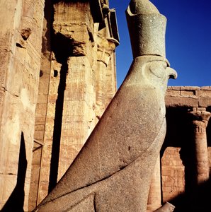 تمثال لحورس في بلاط قرابين معبد حورس بواسطة Egyptian Ptolemaic Period