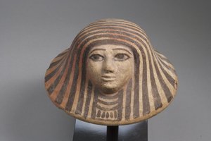 غطاء الجرة الكانوبية ، المملكة الحديثة (الطين)