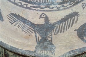 طائر جارح مفتوح الجناح ، من الوجه العلوي لسفينة كبيرة ، Fasa Ware ، c.2000 قبل الميلاد (الطين المطلي) (التفاصيل) (انظر أيضًا 179137)