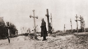 جندي روسي عند قبر رفيق له أثناء الحرب العالمية الأولى ، من أخبار الحرب المصورة ، 1915 بواسطة مصور انجليزى