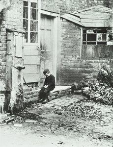 صبي في Frogmore ، لندن ، 1888 بواسطة مصور انجليزى