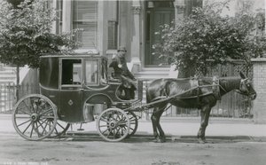 كابينة بأربع عجلات بواسطة مصور انجليزى