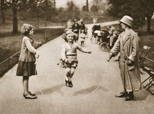 فتاة تتخطى هايد بارك أو حدائق كنسينغتون ، من Wonderful London ، تم نشرها عام 1926-1927 (التصوير الفوتوغرافي) بواسطة مصور انجليزى