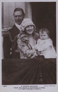 A joyous reunion, TRH The Duke and Duchess of York with baby Princess Elizabeth (b/w photo) بواسطة مصور انجليزى