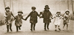مجموعة من الأطفال الذين يرتدون ملابس جيدة يركضون في هايد بارك ، من Wonderful London ، تم نشره في 1926-1927 (التصوير الفوتوغرافي) بواسطة مصور انجليزى