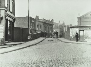 حصان أبيض يسير في طريق رودسويل باتجاه جسر النصر القديم ، 1895 بواسطة مصور انجليزى