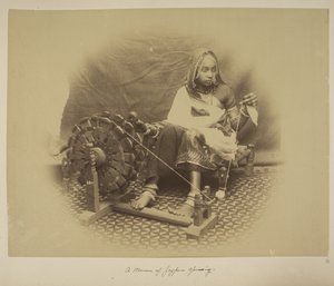 امرأة من Jeypore الغزل ، حوالي 1890 (صورة بالأبيض والأسود) بواسطة مصور انجليزى