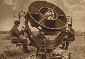 جهاز تحديد المواقع الصوتي مع المشغلين في مواقعهم (صورة فوتوغرافية ثنائية اللون) بواسطة English Photographer