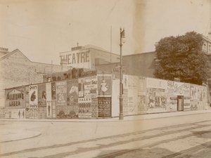 إعلانات على ناصية شارع Latchmere و Lavender Hill ، Wandsworth ، لندن بواسطة مصور انجليزى