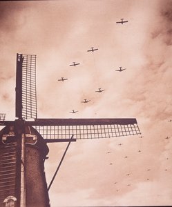 Allied aircraft tow gliders carrying airborne troops over the Netherlands, Battle of Arnhem بواسطة مصور انجليزى