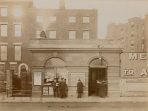 محطة سكة حديد بيكر ستريت ، المدخل الشرقي ، طريق ماريليبون ، لندن ؛ تم التقاط الصورة في مايو 1908 بواسطة مصور انجليزى