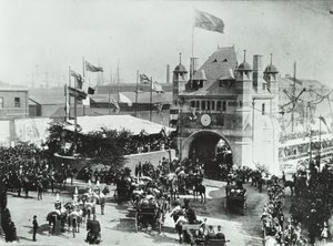نفق بلاكوال: تمر عربات تجرها الخيول عبر فتحة احتفالية مدخل النفق ، 1897 بواسطة مصور انجليزى