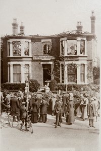 Boarding house on Cromwell Road damaged in a Zeppelin raid on Southend, Essex بواسطة مصور انجليزى