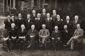 بريطانيا أول حكومة عمالية في عام 1924 ، من قصة خمس وعشرون سنة ، نشرت عام 1935 بواسطة مصور انجليزى