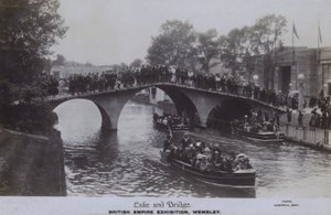 معرض الإمبراطورية البريطانية ، ويمبلي: البحيرة والجسر (b / w photo) بواسطة مصور انجليزى