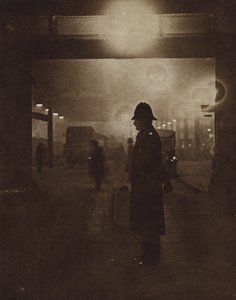 شرطي بريطاني في شارع ضبابي (صورة b / w) بواسطة مصور انجليزى