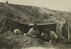 جنود بريطانيون خارج الخدمة في معسكر في تل الجمي ، فلسطين ، أكتوبر 1917 (b / w photo) بواسطة مصور انجليزى