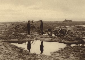 British tanks bogged down in the mud before they could reach the German lines at Ypres, Belgium, World War I بواسطة مصور انجليزى