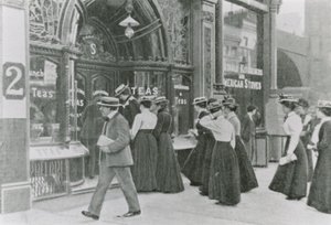 حزب حديقة قصر باكنغهام ، 1911 بواسطة مصور انجليزى