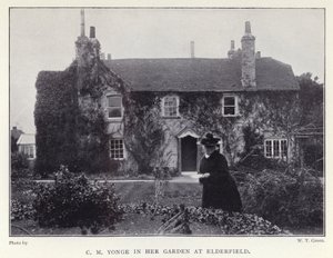 C M Yonge في حديقتها في Elderfield (b / w photo) بواسطة مصور انجليزى