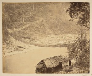 جسر معلق من القصب فوق تيستا متجهًا إلى بوتان.  مناظر لدارجيلنج. 1870 بواسطة مصور انجليزى