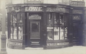 متجر أدوية Charles Lowe & Co ، نيوبري ، بيركشاير (صورة b / w) بواسطة مصور انجليزى