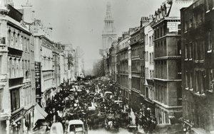 الرخيص ، يتطلع شرقاً إلى Bow Church ، مدينة لندن ، 1880 بواسطة مصور انجليزى