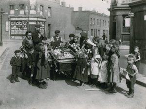 فقر الأطفال ، لندن بواسطة مصور انجليزى