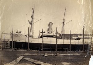 طراد الإيرادات الصيني "Li Kin" أو شقيقتها "Kai Pan" على القسيمة جاهزة للإطلاق ، 1888 بواسطة مصور انجليزى