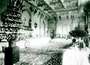 طاولات الكريسماس في غرفة دوربار في منزل أوزبورن ، 1900 بواسطة مصور انجليزى