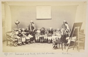 فصل دراسي مع عشيقته في mofussil أو مدرسة البنات الريفية ، بومباي ، c. 1873 (صورة ب / ث) بواسطة مصور انجليزى