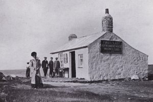 كورنوال: First and Last House ، Land