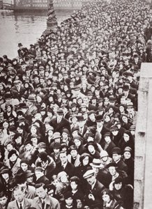 حشود تنتظر الوصول إلى وستمنستر هول ، أثناء الكذب في ولاية جورج الخامس ، 1936 بواسطة مصور انجليزى