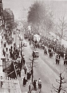 حشود تنتظر الوصول إلى وستمنستر هول ، أثناء الكذب في ولاية جورج الخامس ، 1936 بواسطة مصور انجليزى