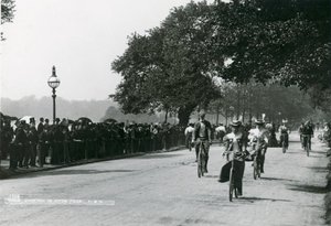 ركوب الدراجات في هايد بارك ، ج 1895 بواسطة مصور انجليزى
