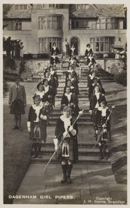 Dagenham Girl Pipers ، Essex (b / w photo) بواسطة مصور انجليزى