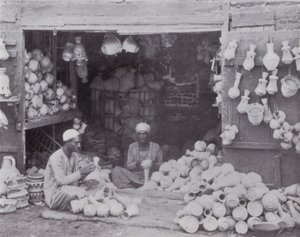 Egypt: Arabians selling Gullehs, Water-Coolers (b/w photo) بواسطة مصور انجليزى