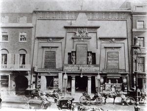 القاعة المصرية ، بيكاديللي 1895 بواسطة مصور انجليزى