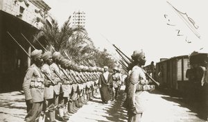 الأمير فيصل في محطة اللد ، فلسطين ، مع السير هربرت صموئيل ، 1920 بواسطة مصور انجليزى