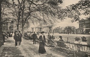 مدخل هايد بارك ، لندن (b / w photo) بواسطة مصور انجليزى