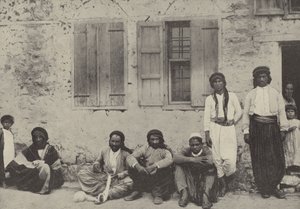 الصيادون يصنعون شباكهم ، طبريا بواسطة مصور انجليزى