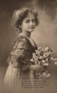 فتاة مع باقة من الزهور وتحية عيد ميلاد (صورة بالأبيض والأسود) بواسطة مصور انجليزى