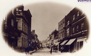 Godalming High Street ، Surrey ، c900 (صورة بني داكن) بواسطة مصور انجليزى