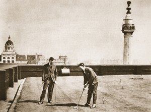 ممارسة لعبة الجولف للعاملين في المكاتب على سطح منزل أديلايد ، من Wonderful London ، تم نشره في الفترة 1926-1927 (التصوير الفوتوغرافي) بواسطة مصور انجليزى