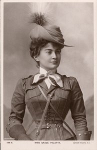 غريس بالوتا ، ممثلة المسرح النمساوية المولد ، بدور ديزي في الكوميديا الموسيقية The Messenger Boy (صورة b / w) بواسطة مصور انجليزى