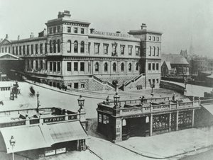 المحطة الشرقية الكبرى في بيشوبس جيت: الخارج ، 1862 بواسطة مصور انجليزى
