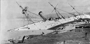 السفينة HM Sloop Phoenix مدفوعة إلى الشاطئ بواسطة إعصار هونغ كونغ ، صورة توضيحية من The Graphic ، 27 أكتوبر 1906 بواسطة مصور انجليزى